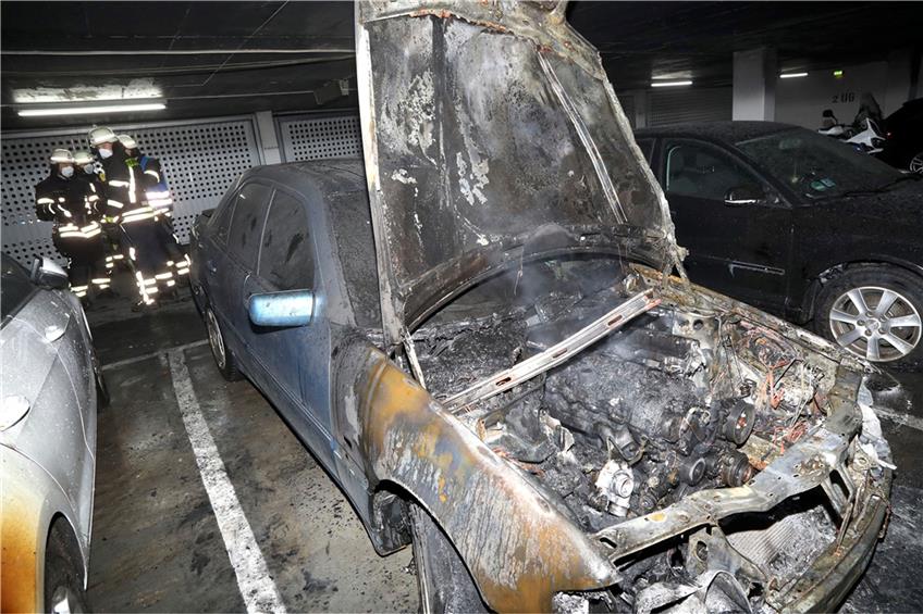 Aus bislang unbekannter Ursache brannte in der Nacht zum Freitag ein Mercedes in einer Tiefgarage aus. Bild: Anne Faden