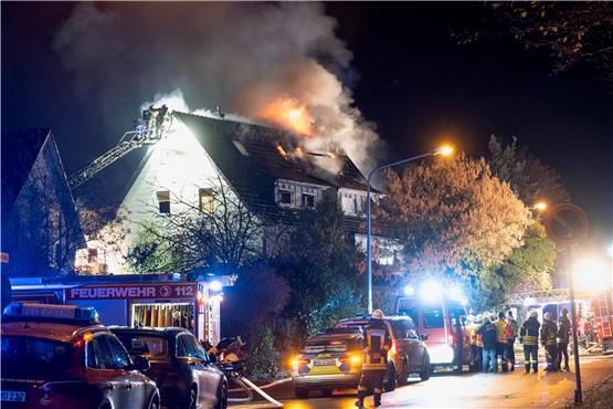 Aus dem Dach des brennenden Hauses in Bodelshausen schlugen immer wieder Flammen. Bild: Klaus Franke