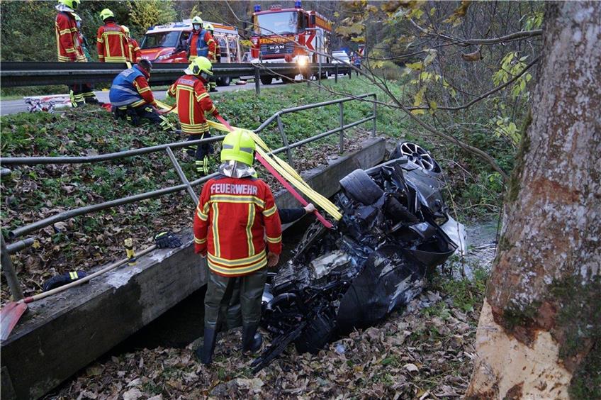 Aus dem völlig zerstörten Wrack seines Audi TT im Bach konnte sich der 25-jährige Fahrer selbst befreiein. Bild: Joachim Lenk