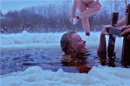 Aus der Rauchsauna ins eiskalte Wasser: der Dokumentarfilm „Smoke Sauna Sisterhood“ aus Estland.Bild: Neue Visionen