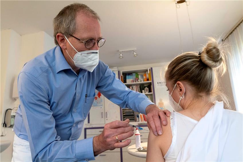 „Aus der Sache werden wir wieder rauskommen, allerdings nur mit der Impfung“: Der Mössinger Arzt Andreas Gammel in seiner Praxis. Bild: Klaus Franke