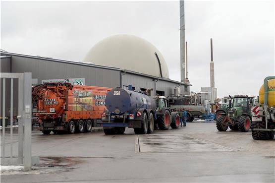 Aus dieser Biogasanlage waren rund 1,5 Millionen Liter der stinkenden Brühe ausgelaufen. Ursache war ein kaputtes Rohr. Foto: dpa
