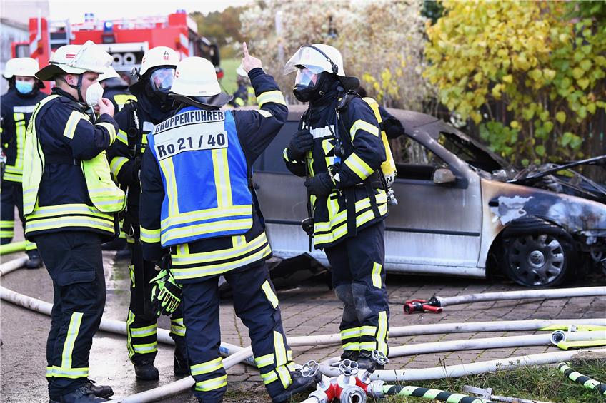 Ausgebrannt: In Dettingen stand ein Auto in einer Garage in Flammen. Das nebenstehende Haus wurde verschont. Bild: Ulmer