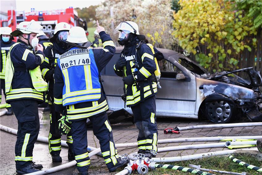 Ausgebrannt: In Dettingen stand ein Auto in einer Garage in Flammen. Das nebenstehende Haus wurde verschont. Bild: Ulmer