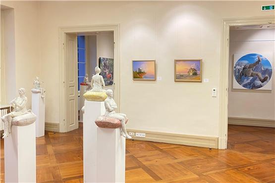 Ausstellung in der Villa Eugenia: Im Vordergrund die Skulpturen von Birgit Feil. Privatbild