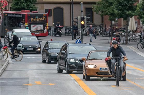 Autofahrer auf der mittleren Fahrradspur auf der Neckarbrücke. Bild: Ulrich Metz