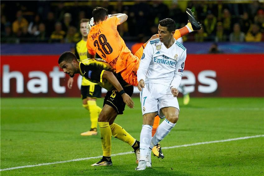 BVB-Keeper Bürki hatte viel zu tun. Hier rettet er gegen Madrids Stürmer Ronaldo (rechts).  Foto: AFP