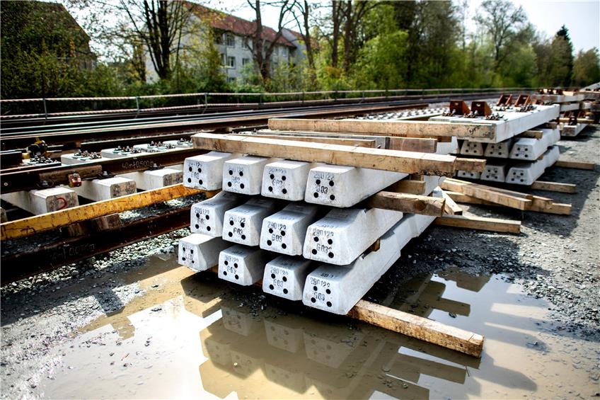 Bahnschwellen aus Beton auf einer Baustelle. Bild: Hauke-Christian Dittrich/dpa