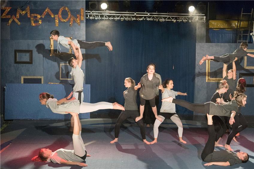 Balance, Körperspannung und viel Training. Die Akrobatinnen in Schwarz und Weiß haben all das in ihren Figuren vereint. Bild: Metz