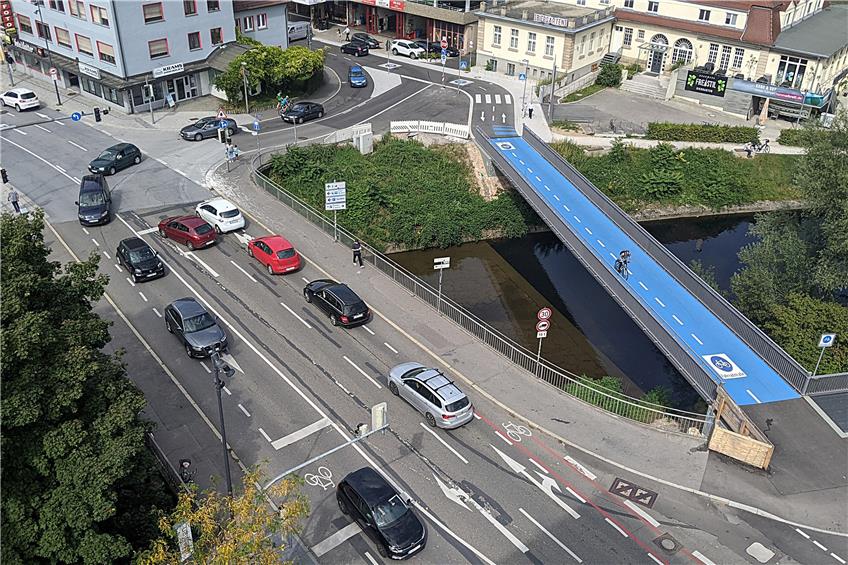 Bald Geschichte: Die Steinlachbrücke (links). Rechts daneben die neue Fahrradbrücke. Bild: Hans-Jörg Schweizer