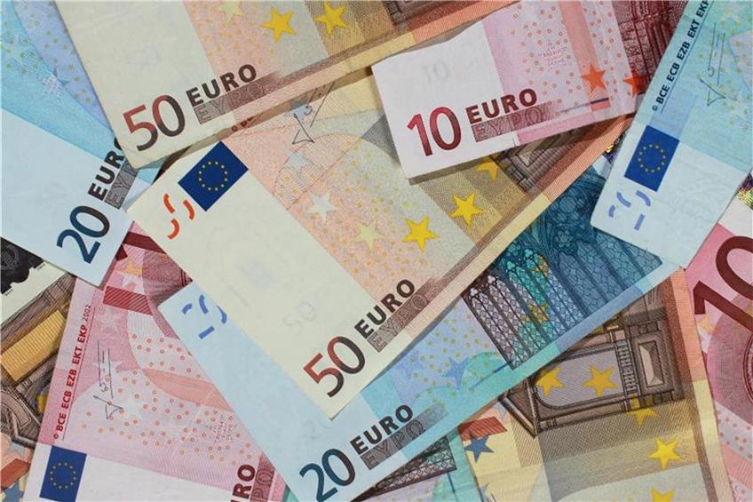 Banknoten von 50, 20 und 10 Euro liegen auf einem Tisch. Foto: Jens Wolf/Archiv dpa/lsw