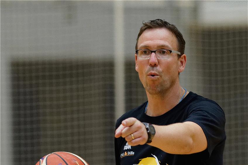 Basketball-Bundestrainer Chris Fleming ahnte bereits im Januar, dass NBA-Profi Dennis Schröder in der EM-Qualifikation nicht spielen wird . Foto: dpa