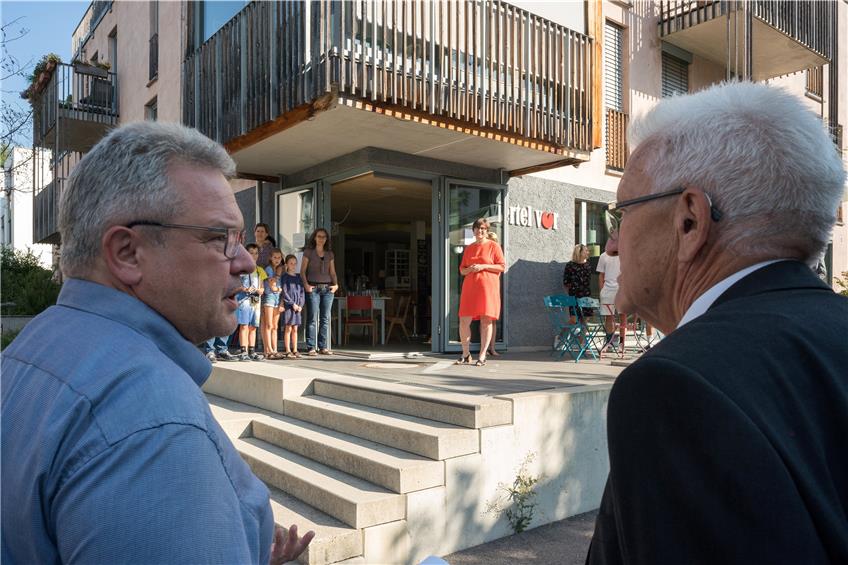 Baubürgermeister Cord Soehlke führt Ministerpräsident Winfried Kretschmann durchs Viertel. Bild: Ulrich Metz