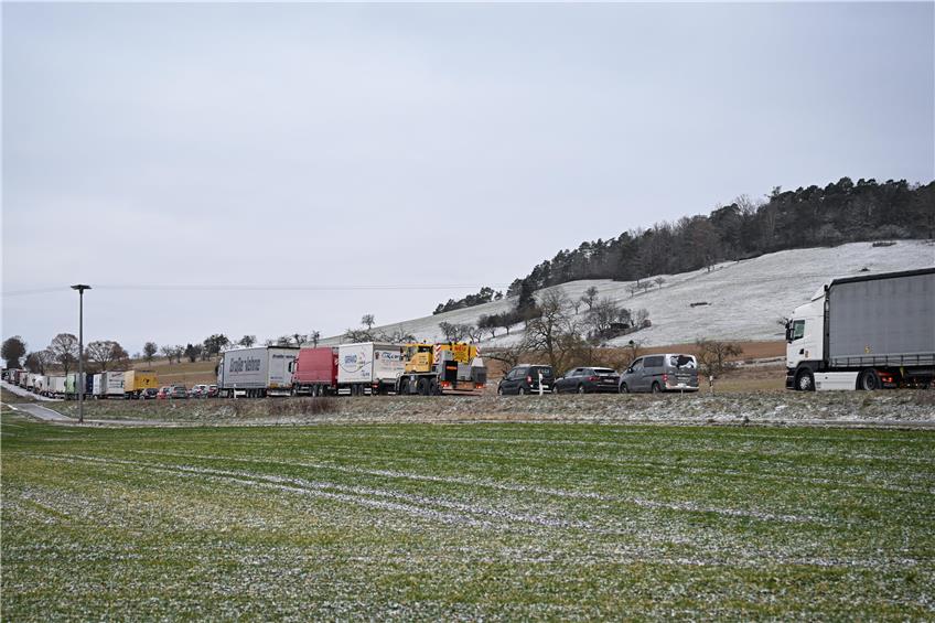 Bauernprotest: Es staut sich auf dem Autobahnzubringer der B 28 zur A 81 von der Abzweigung zu L 361 Seebronn bis nach Rottenburg. Bild: Ulmer