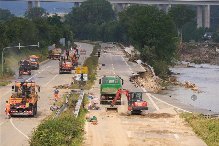 Bautrupps versuchen, eine Bundesstraße bei Bad Neuenahr wieder befahrbar zu machen. Das Hochwasser hat die Strecke unterspült. Foto: Thomas Frey/dpa
