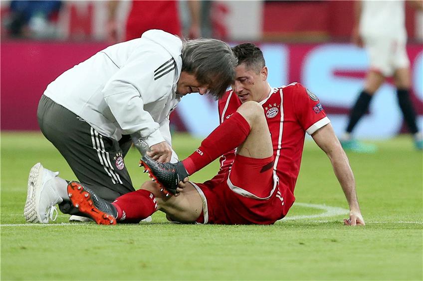 Bayern-Doc Müller-Wohlfahrt hatte nicht nur mit Robert Lewandowski viel Arbeit. Foto: Langer/Eibner
