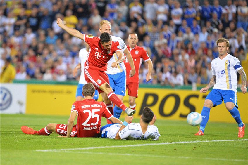 Bayern-Stürmer Robert Lewandowski auf dem Weg zum 1:0 und einem Hattrick in der ersten Halbzeit gegen Jena. r Foto: Eibne