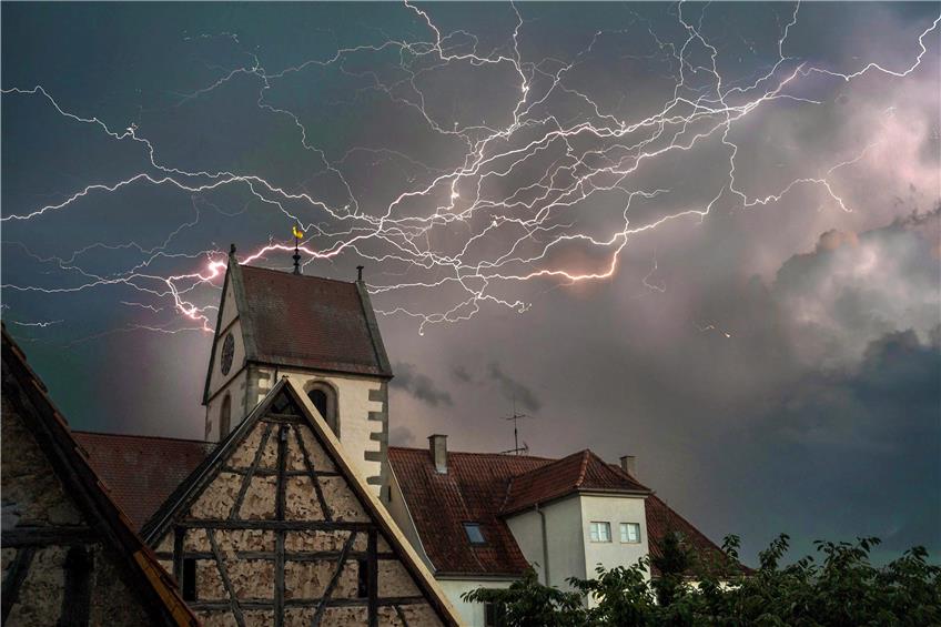 Bedrohlich und faszinierend zugleich: Eine Elektronenlawine breitet sich über der Nikomedeskirche in Weilheim aus.Bild: Metz