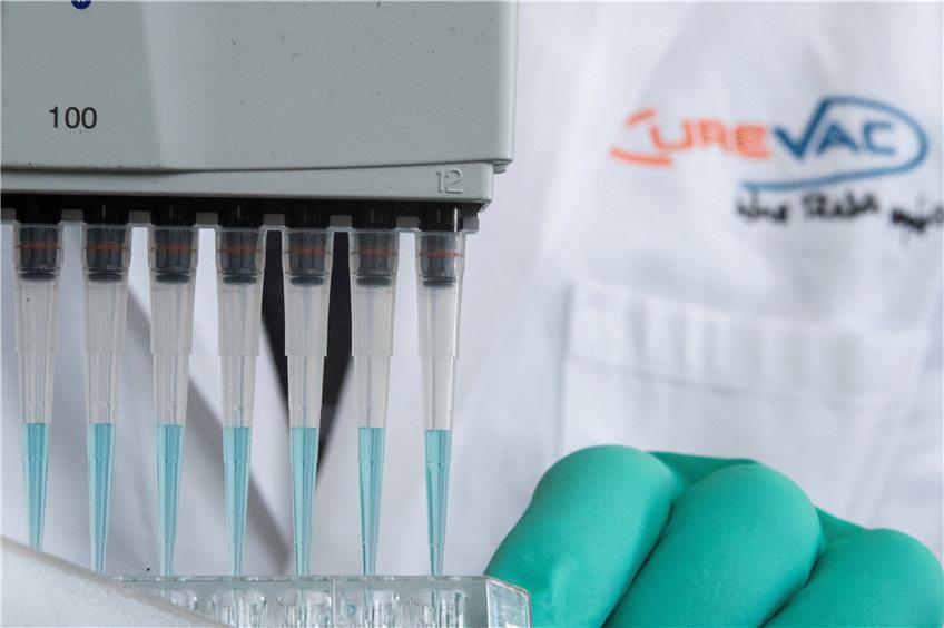Begehrtes Know-how: Ein Mitarbeiter arbeitet im Labor des biopharmazeutischen Unternehmens CureVac in Tübingen, wo intensiv an einem Coronavirus-Impfstoff gearbeitet wird. Das hat Begehrlichkeiten in den USA geweckt. Foto: Sebastian Gollnow