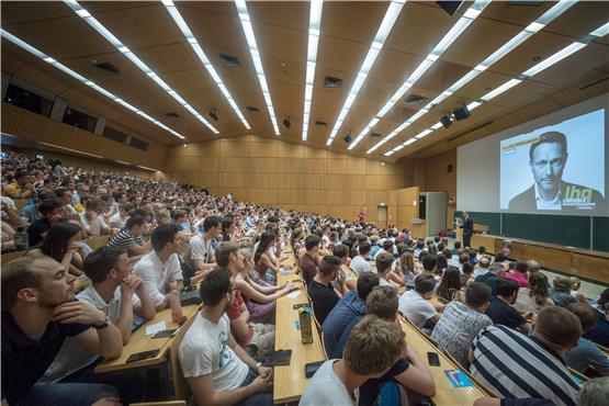 Begeisterte Hunderte von Studenten: Christian Lindner im überfüllten Hörsaal. Bild: Metz