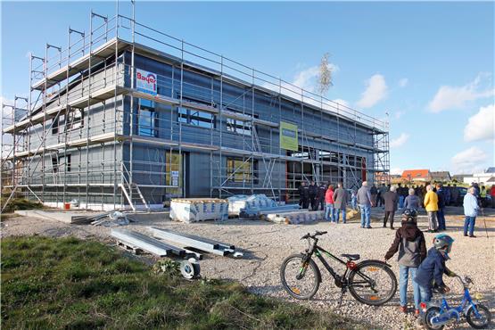 Bei 1,8 Millionen Euro wird’s beim Rübgartener Feuerwehrhaus wohl bleiben. Einige Außenarbeiten macht die Wehr selbst. Bild: Horst Haas
