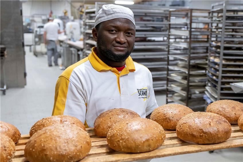 Bei Brot bäckt Yusuf Drammeh am liebsten Roggen- und Weizenmischbrot. „In Gambia gibt es nur Baguette.“ Bild: Klaus Franke