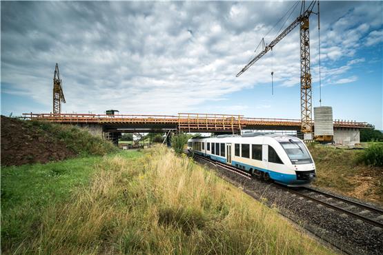 Bei Bühl entsteht eine neue Eisenbahnbrücke. Bild: Metz
