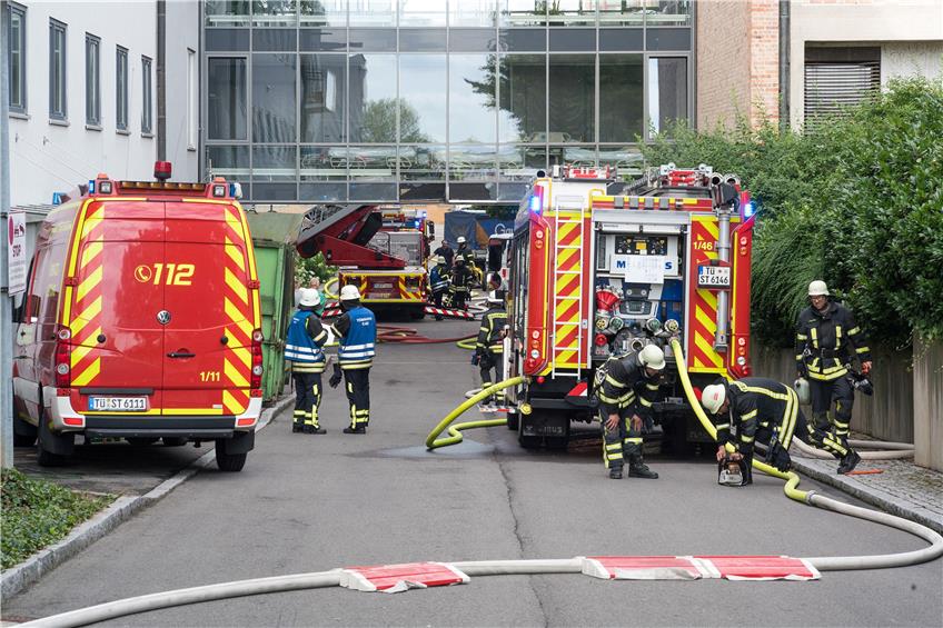 Bei Schweißarbeiten auf dem Dach eines Anbaus der Medizinischen Klinik war am Morgen ein Feuer ausgebrochen. Bild: Ulrich Metz