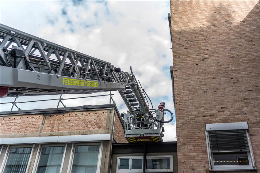 Bei Schweißarbeiten auf dem Dach eines Anbaus der Medizinischen Klinik war am Morgen ein Feuer ausgebrochen. Bild: Ulrich Metz