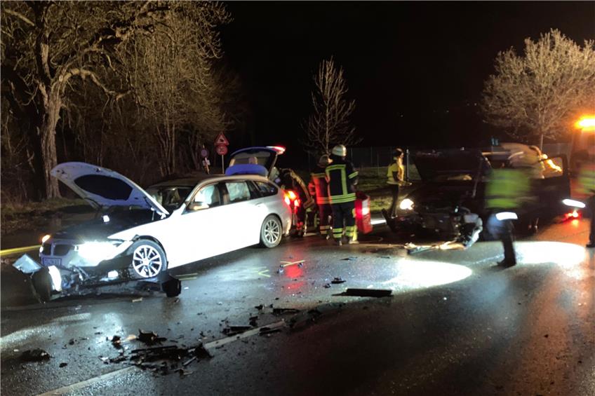 Bei dem Unfall auf der B27 am Montagabend wurden beide Fahrzeuge so schwer beschädigt, dass sie abgeschleppt werden mussten. Bild: Mario Beißwenger