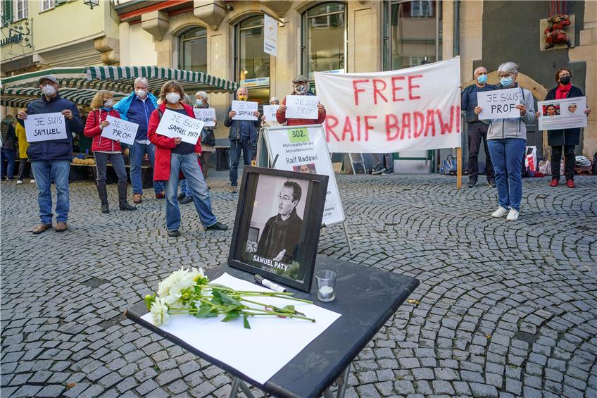 Bei der 302. Mahnwache für den in Saudi-Arabien inhaftierten Raif Badawi ging es auch ums Gedenken an den ermorderten französischen Lehrer Samuel Paty. Bild: Ulrich Metz