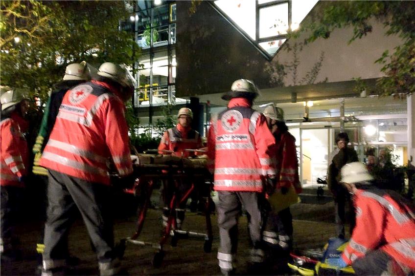 Bei der Nachtübung am Montagabend trainierten die Feuerwehrleute, das Pflegeheim „Haus am Neckar“ zu evakuieren. Bild: Angelika Bachmann