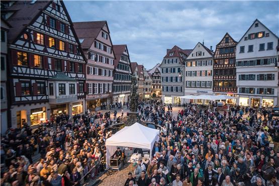 Bei der Tübinger OB-Wahl zeigte der volle Marktplatz am Sonntagabend das große Interesse der Wählerinnen und Wähler.Bild: Ulrich Metz