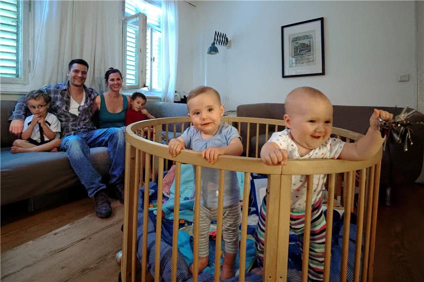 Bei ihnen ist immer was los: Hannes und Sarah Rau mit ihren Kinder Charlie, Miles, Rosalie und Georgia.Bild: Metz