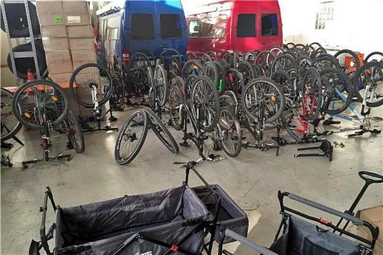 Bei ihren Ermitlungen gegen eine mutmaßliche Diebesbande hat die Polizei viele in Tübingen gestohlene Fahrräder sichergestellt. Bild: Polizei