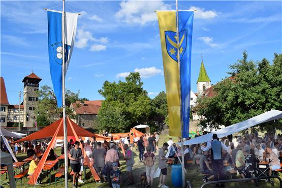Bei schönstem Wetter feierte Kilchberg sein Schlossgartenfest. Die Flagge sieht nur aus wie die ukrainische. Bild: Andrea Bachmann