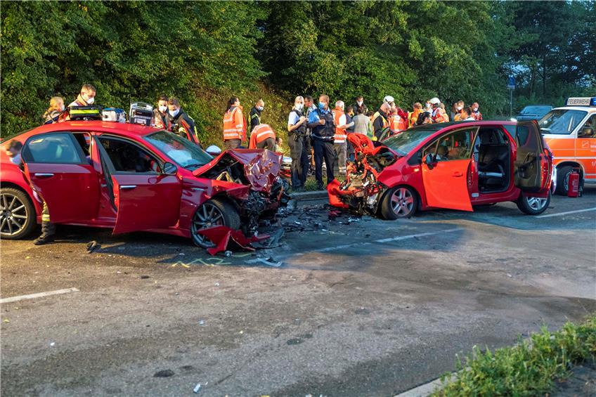 Beide Wagen wurden schwer beschädigt. In dem roten Opel saßen auch Kinder. Bild: Klaus Franke