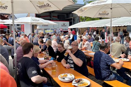 Beim Bierfest der Brauerei Schimpf in Remmingsheim waren Andrang und Durst groß. Bild: Jana Breuling