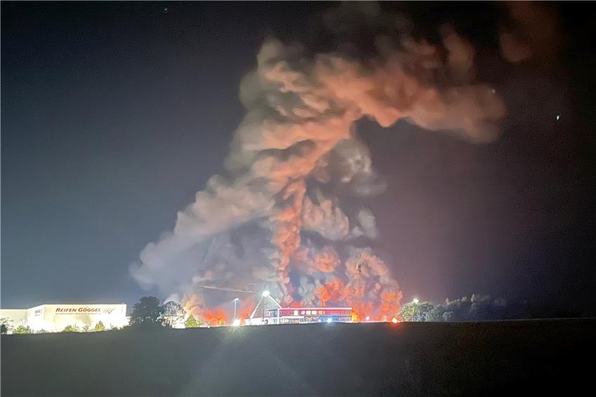 Beim Brand des Reifenhandels in Gammertingen entstand eine riesige Qualmwolke. Bild: Sascha Speidel
