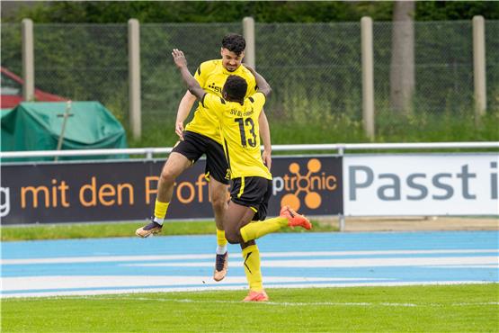 Beim Debüt im SV 03-Trikot gleich ein Tor: Vural Genc lässt sich nach seinem Treffer zum 3:0 gegen Sindelfingen von Moubinou Saliou (Nummer 13) feiern. Bild: Eibner