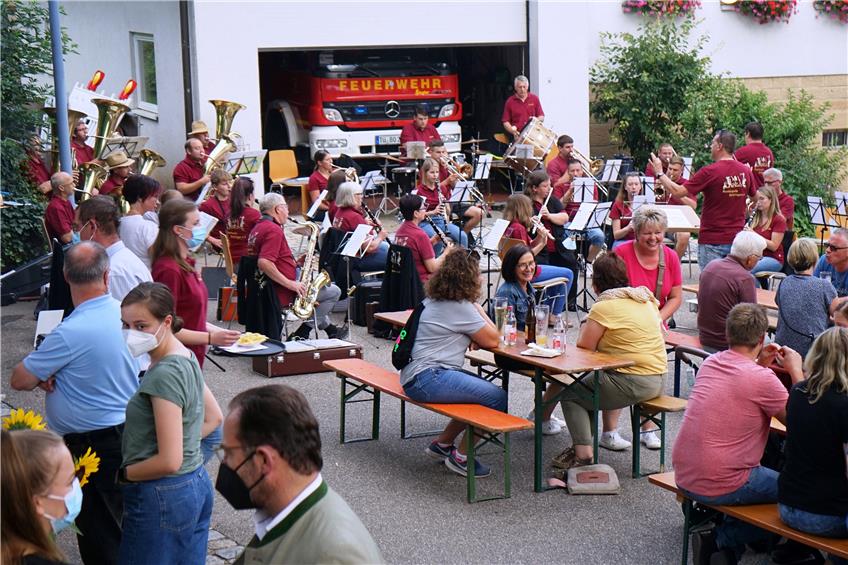 Beim Fleggafeschtle in Börstingen verbrachten am Samstag 200 Leute gemütliche Stunden mit Blasmusik und Bier am Bach. Bild: Andreas Straub