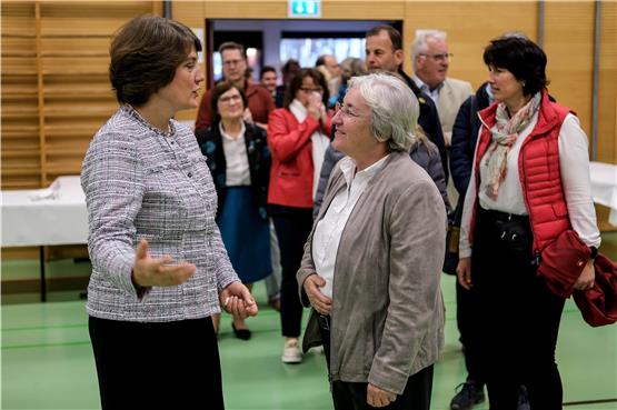 Beim Frühjahrsempfang der Gemeinde Walddorfhäslach am Freitag in der Gemeindehalle begrüßte Bürgermeisterin Silke Höflinger (links im Bild) alle Gäste persönlich. Bild: Uli Rippmann