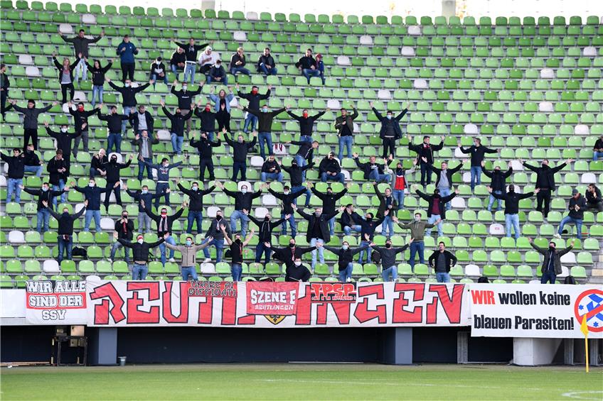 Beim Heimspiel des SSV Reutlingen gegen die Stuttgarter Kickers hissten SSV-Ultras im vergangenen Jahr eine Anti-Kickers-Blockfahne. Archivbild: Ulmer