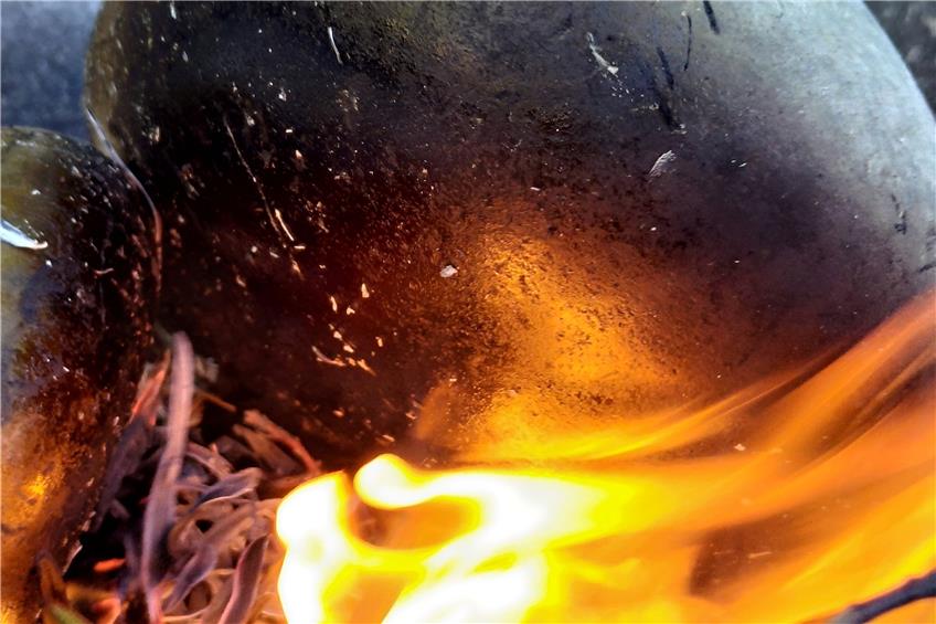Beim Kondensieren werden die Blätter neben flachen glatten Steinen verbrannt.  Bild: Tabea Koch