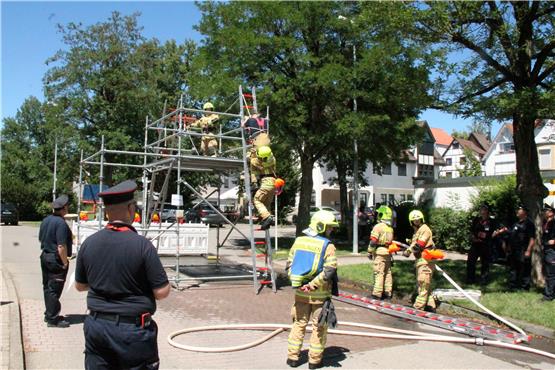 Beim Tag der offenen Tür der Feuerwehr Dettenhausen wurde eine Standard-Einsatzsituation simuliert:Eine hilflose Person musste vom Balkon gerettet werden. Bild: Fred Keicher