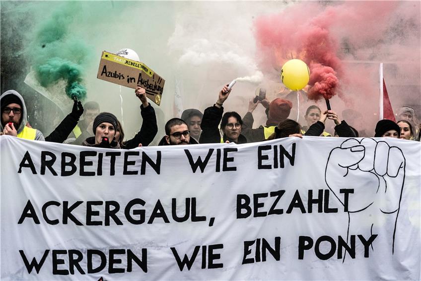 Beim Warnstreik vergangene Woche zogen Beschäftigte des UKT durch Tübingen. Archivbild: Ulrich Metz