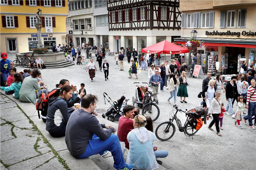 Belebte Gassen in der Altstadt sind schon wieder ein recht gewohnter Anblick in Tübingen. Damit das Leben auch mehr und mehr in Laune umschlägt, laden Gastronomen. Kulturschaffende und Händler künftig donnerstags zum „Tübinger Feierabend“ in der ganzen Stadt. Bild: Anne Faden