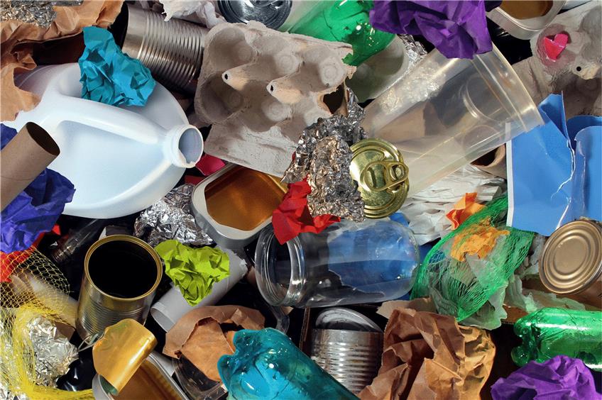 Benutzte Verpackungen im Müll: Davon soll in Zukunft weniger entstehen und mehr wiederverwertet werden.  Foto: ©Lightspring/shutterstock.com