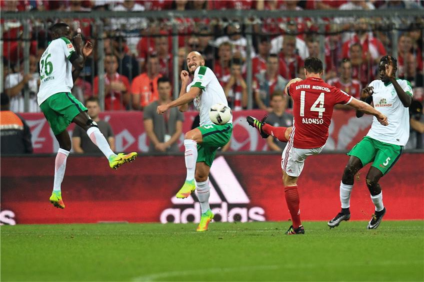 Bereits nach neun Minuten erzielte Bayern Münchens Xabi Alonso gegen überforderte Bremer das erste Tor der neuen Bundesligasaison. Foto: dpa