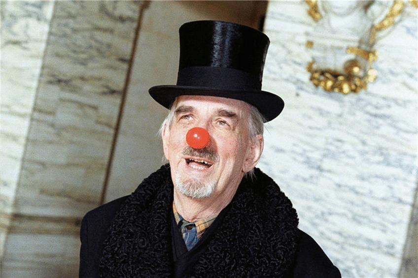 Bergman gibt im Foyer des Königlichen Dramatischen Theaters in Stockholm 1996 den Clown.?Foto: Bengt Wanselius